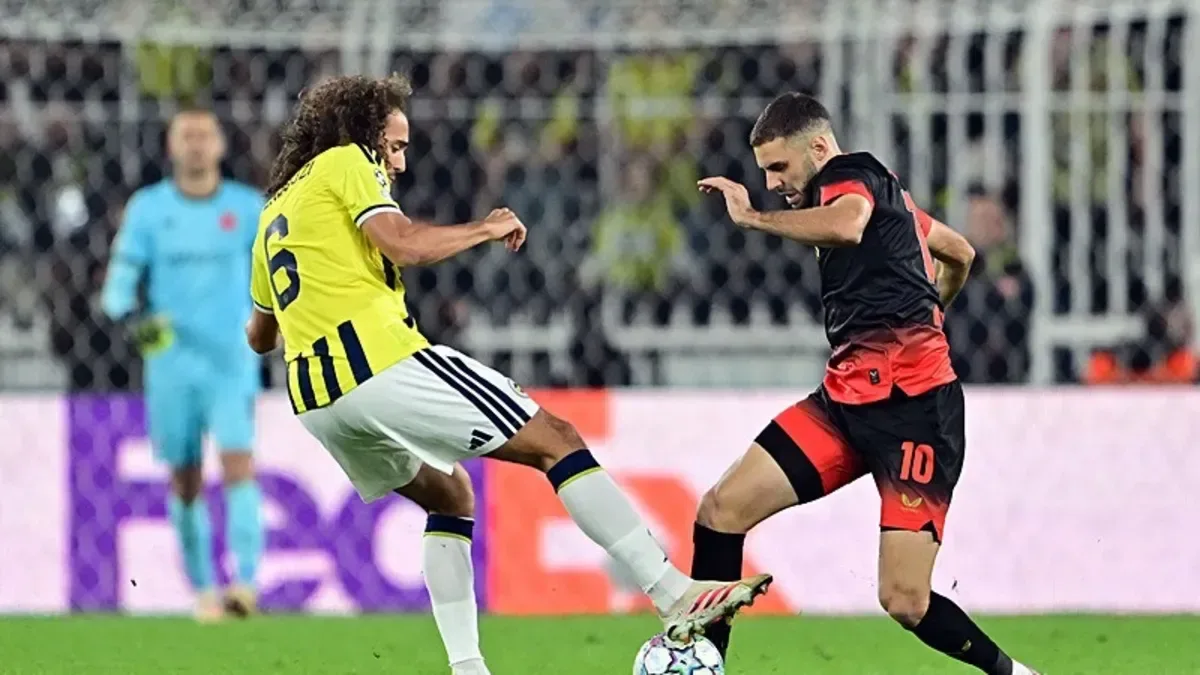 Fenerbahçe evinde Slavia Prag ile 2-2 berabere kaldı.
