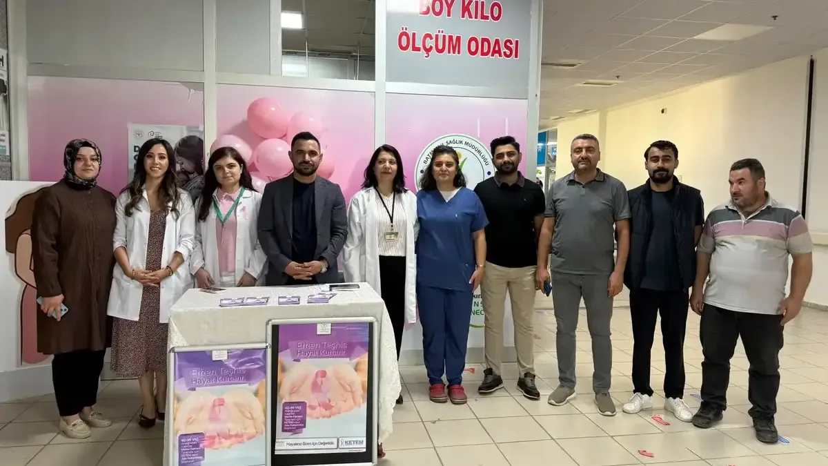 Kozluk Devlet Hastanesi'nde kurulan meme kanseri farkındalık standı