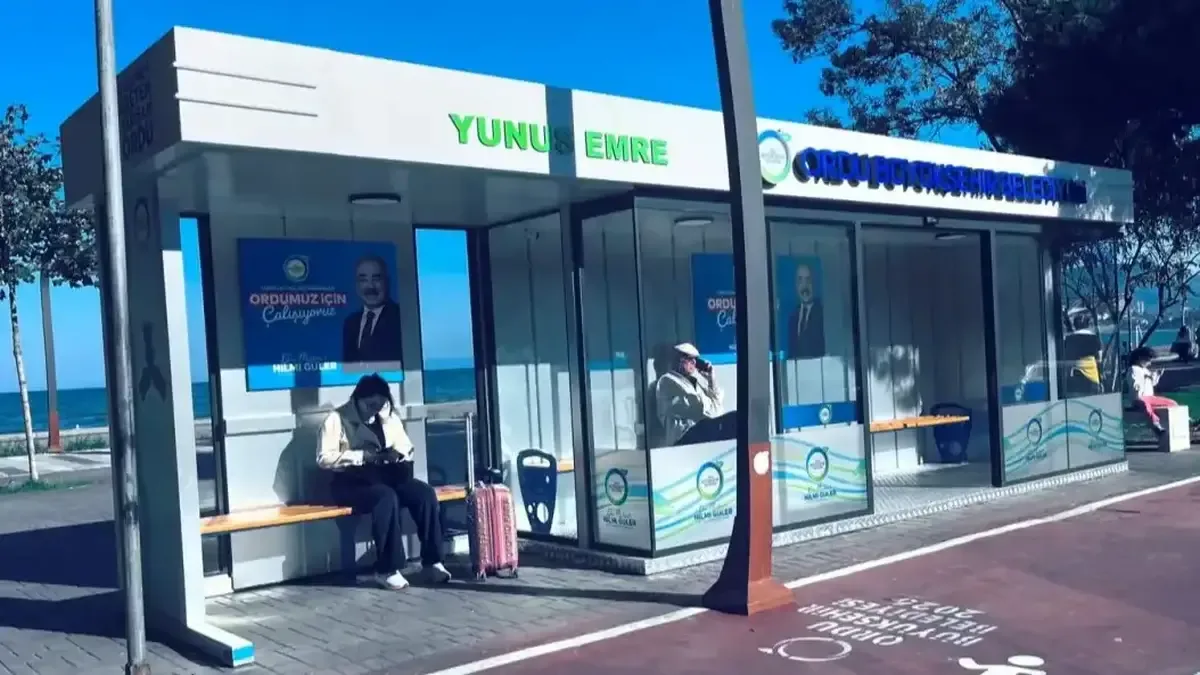 Ordu Büyükşehir Belediyesi tarafından Ünye'de kurulan yeni nesil akıllı duraklar hizmete giriyor.