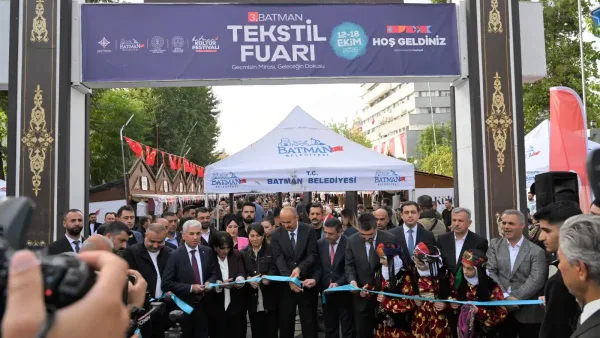 Batman 3. Tekstil Fuarı açılışında katılımcılar stantları inceliyor.