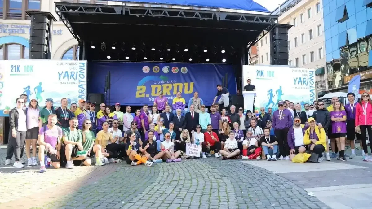Uluslararası 2. Ordu Yarı Maratonu'nda ödül töreni görüntüsü.