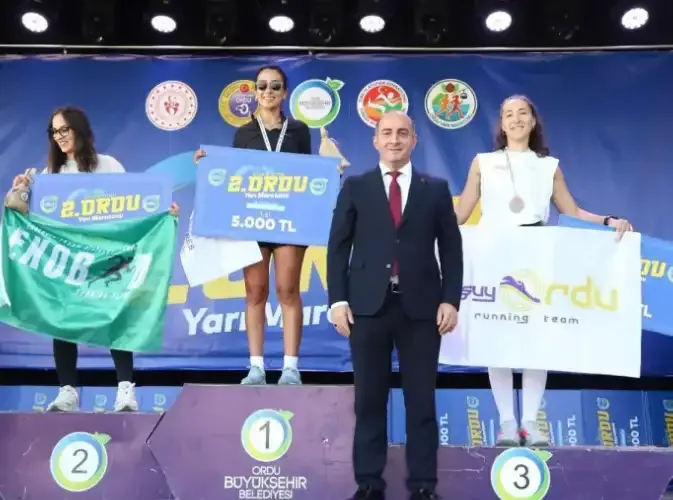 Uluslararası 2. Ordu Yarı Maratonu'nda ödül töreni görüntüsü. - Fotoğraf 2