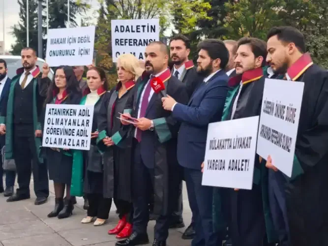 Zafer Partisi Ankara İl Başkanı Av. Alperen Akbaş, partili avukatlarla birlikte suç duyurusunda bulunurken. - Fotoğraf 1