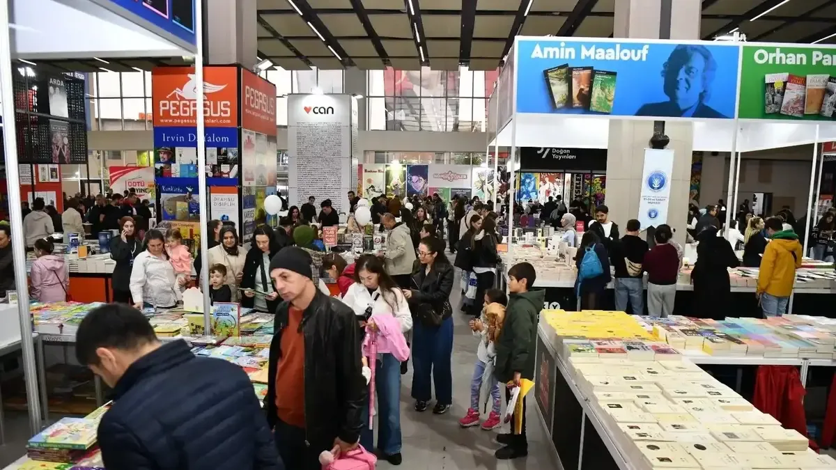 Balıkesir Kitap Fuarı'nda ziyaretçiler yazarlarla buluşuyor.
