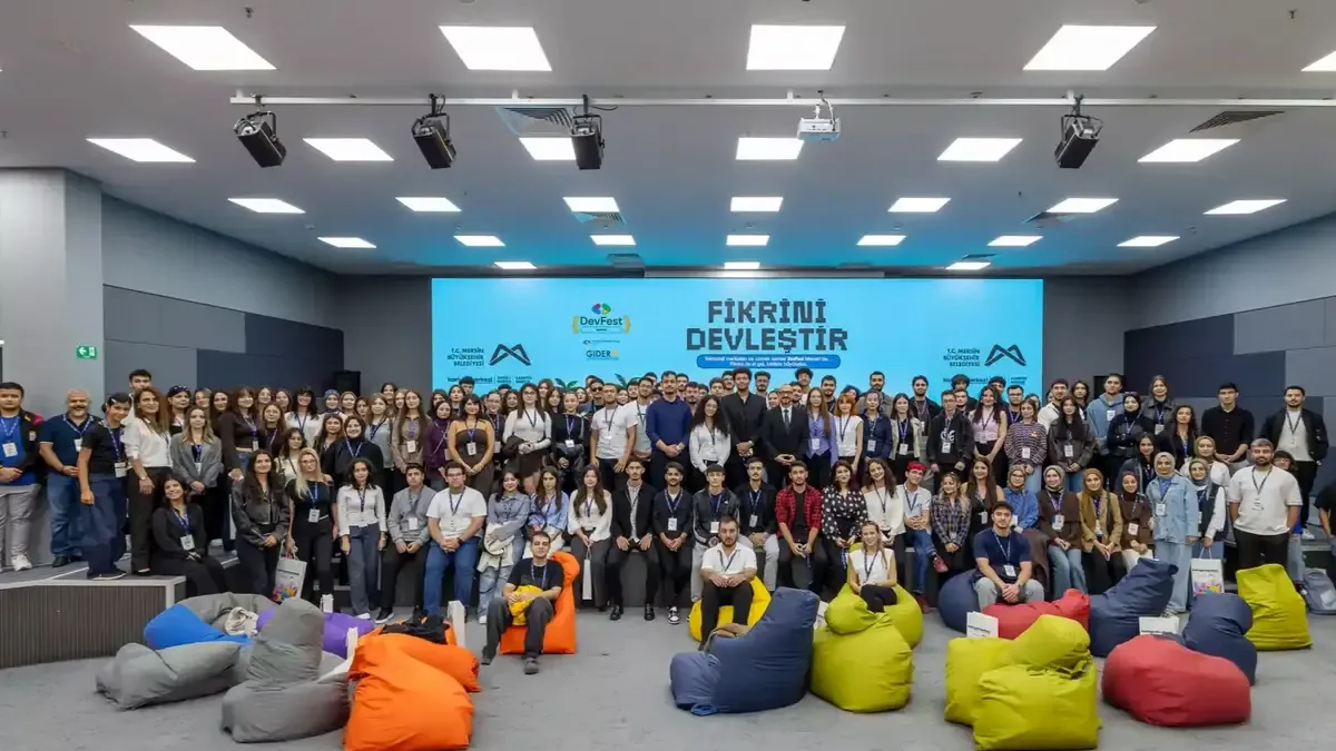 DevFest Mersin 2026 etkinliğinden bir görüntü, teknoloji meraklıları ve konuşmacılar bir araya geldi.