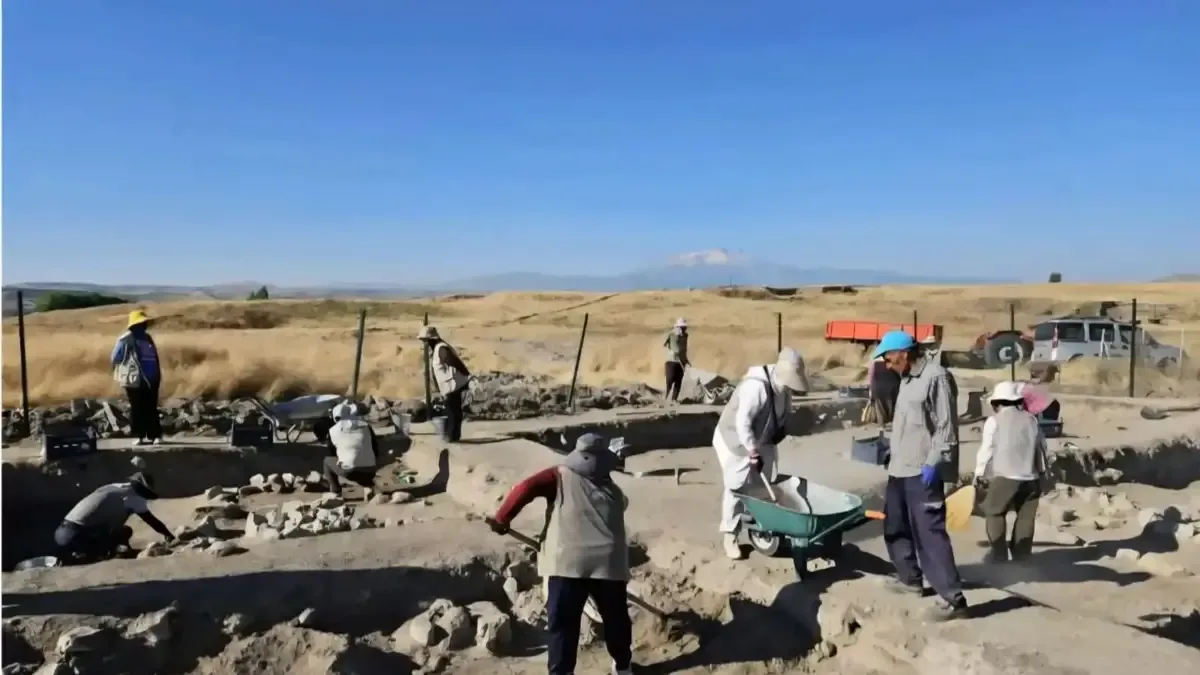Kaniş kazılarında bulunan Helenistik Dönem mozaik döşemesi.