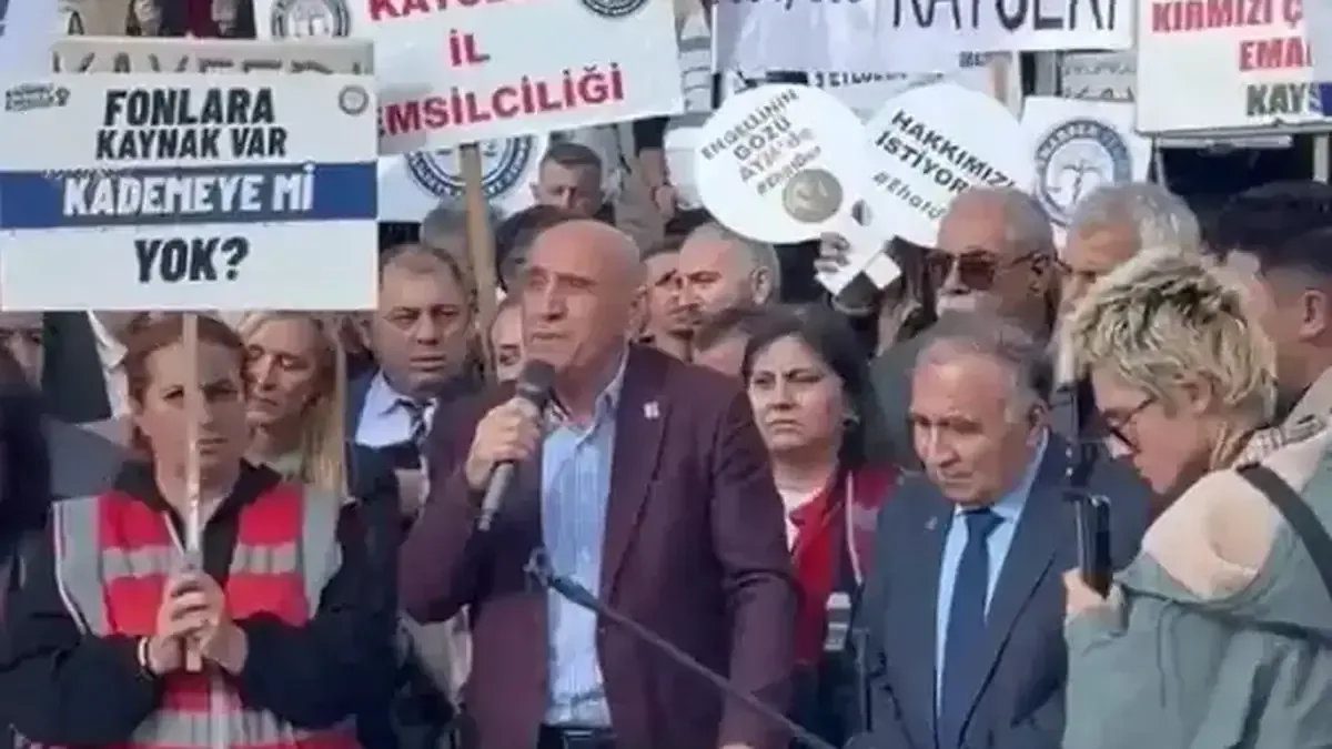 CHP Genel Başkan Yardımcısı Yıldırım Kaya, kademeli emeklilik basın açıklamasında konuşma yaparken.