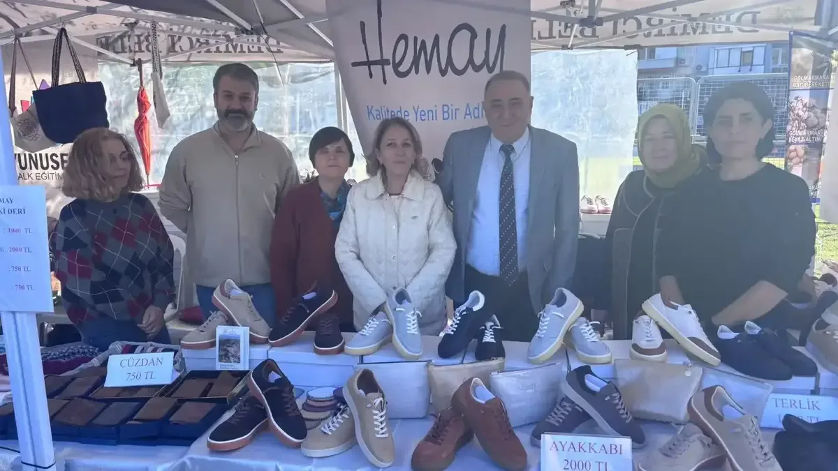 Yunusemre Halk Eğitimi Merkezi'nin tanıtım standı etkinlikte yer aldı.