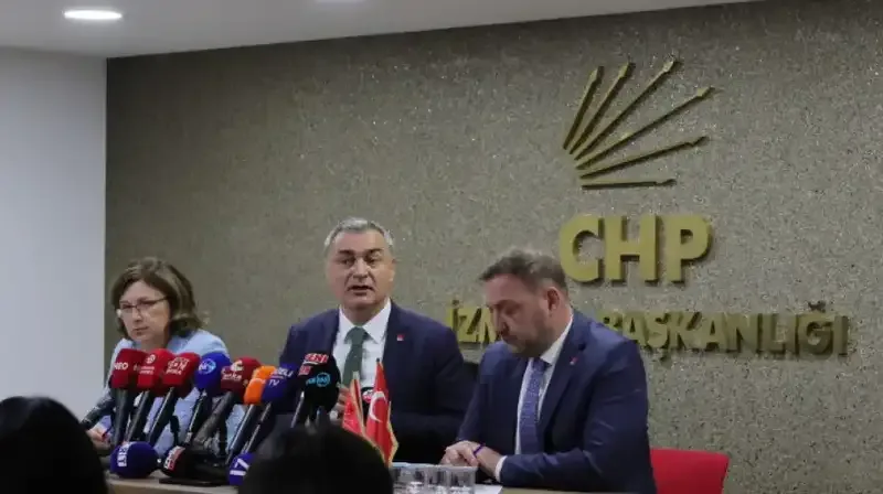 CHP Genel Başkan Yardımcısı Müslim Sarı basın toplantısında açıklamalarda bulunuyor. - Fotoğraf 1