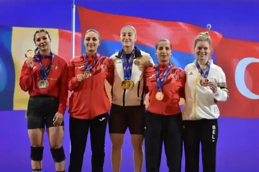 Merve İlden, Avrupa Halter Şampiyonası'nda madalya kazanırken.