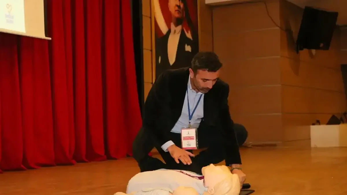 Çiğli Belediyesi'nde gerçekleştirilen ilk yardım semineri katılımcılar tarafından ilgiyle takip edildi.