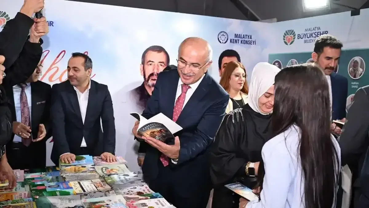Malatya Kitap Fuarı'nın açılışında protokol üyeleri yer aldı.