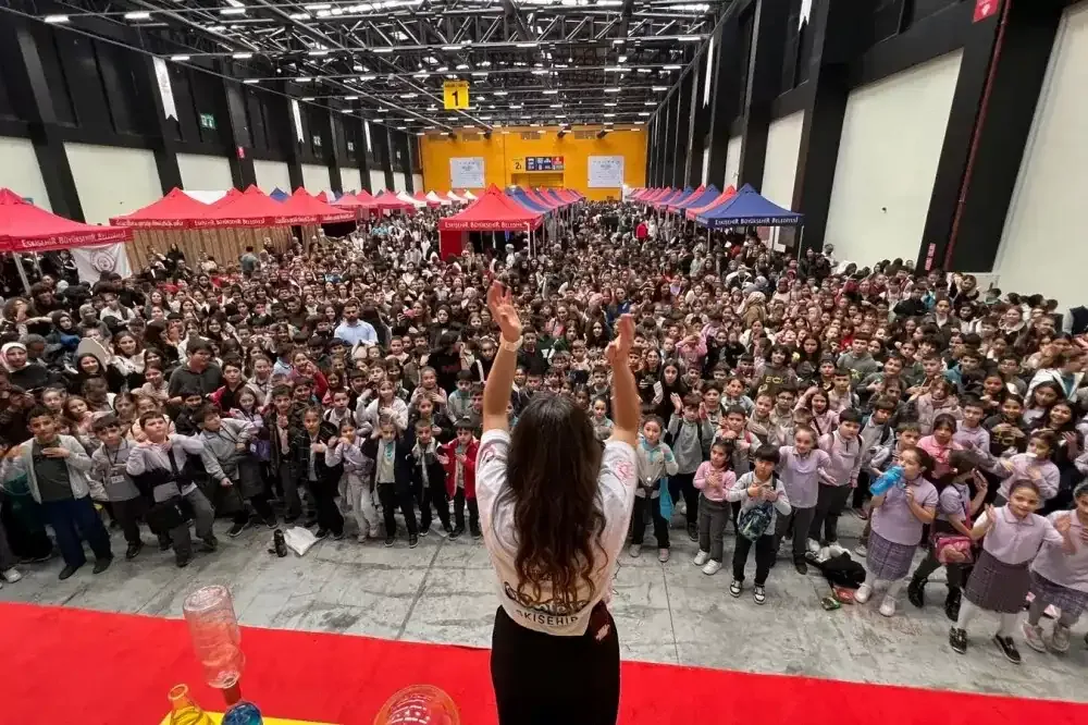 BilimFest 2026 etkinlik alanında çocuklar bilim atölyelerine katılıyor.