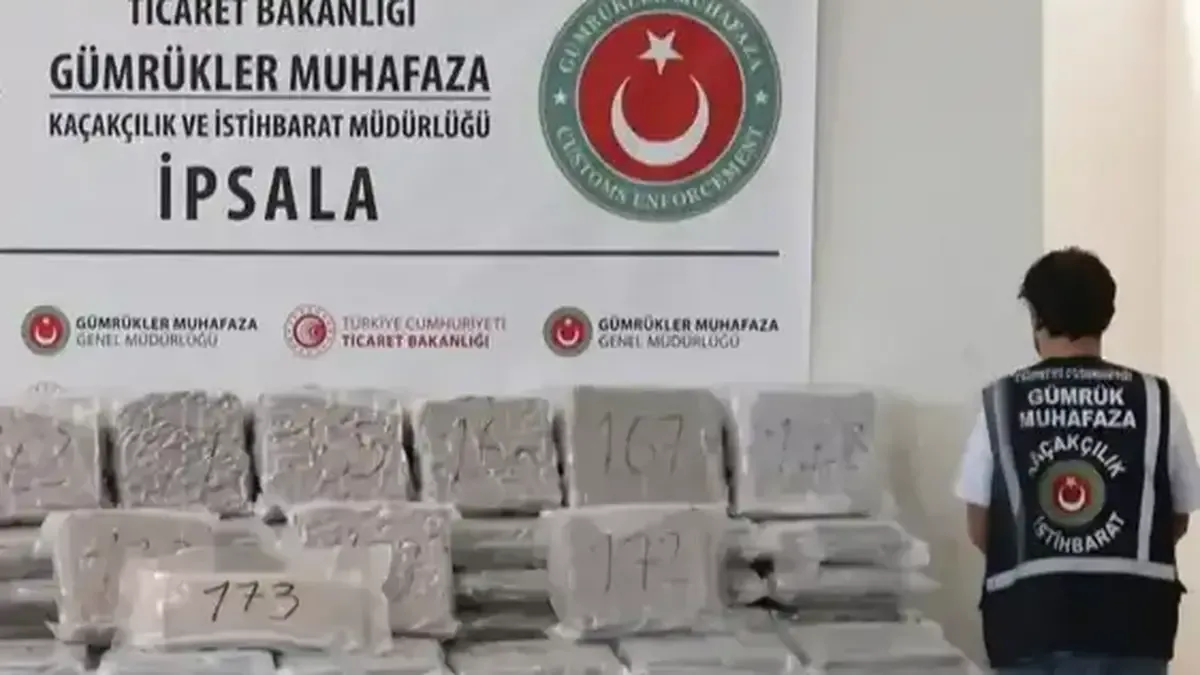 Ticaret Bakanlığı Gümrükler Muhafaza ekiplerinin gerçekleştirdiği operasyonlar sonucunda ele geçirilen kaçak eşyalar.