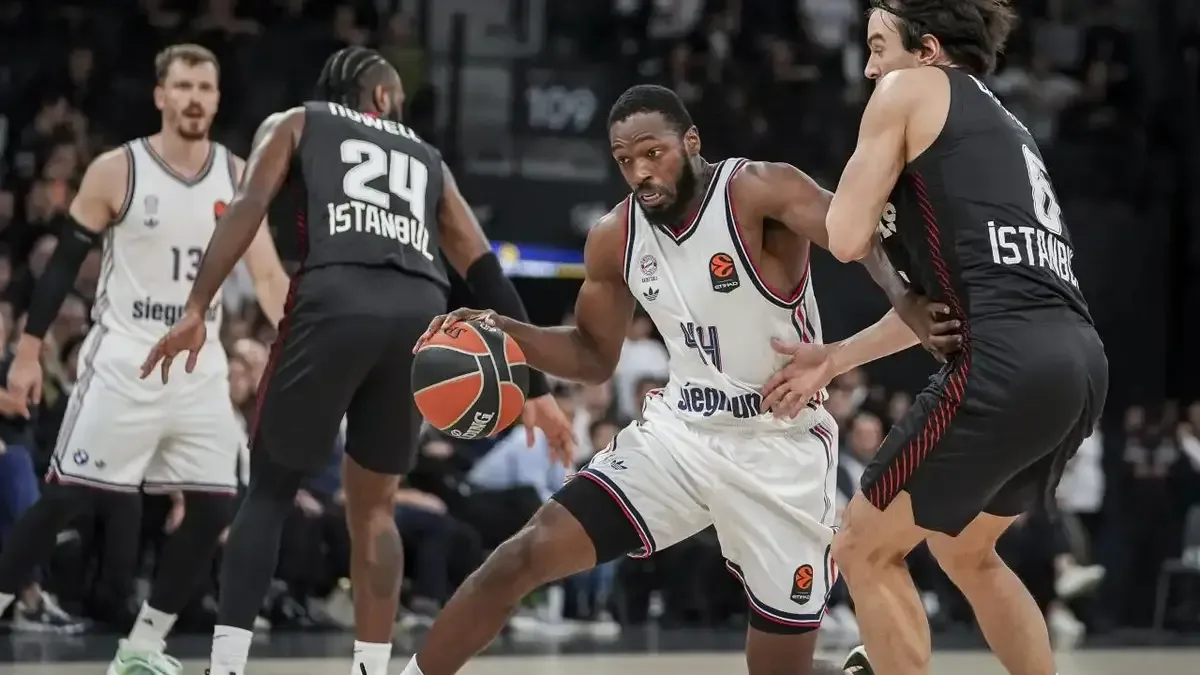 Beşiktaş Erkek Basketbol Takımı oyuncuları Bayern Münih maçında sayı sevinci yaşıyor.