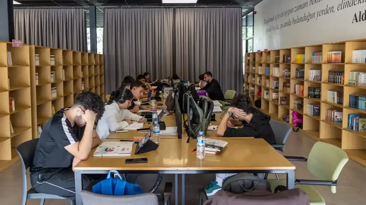 Mersin'deki okuma salonları, öğrencilere ders çalışmak için ideal bir ortam sunuyor.