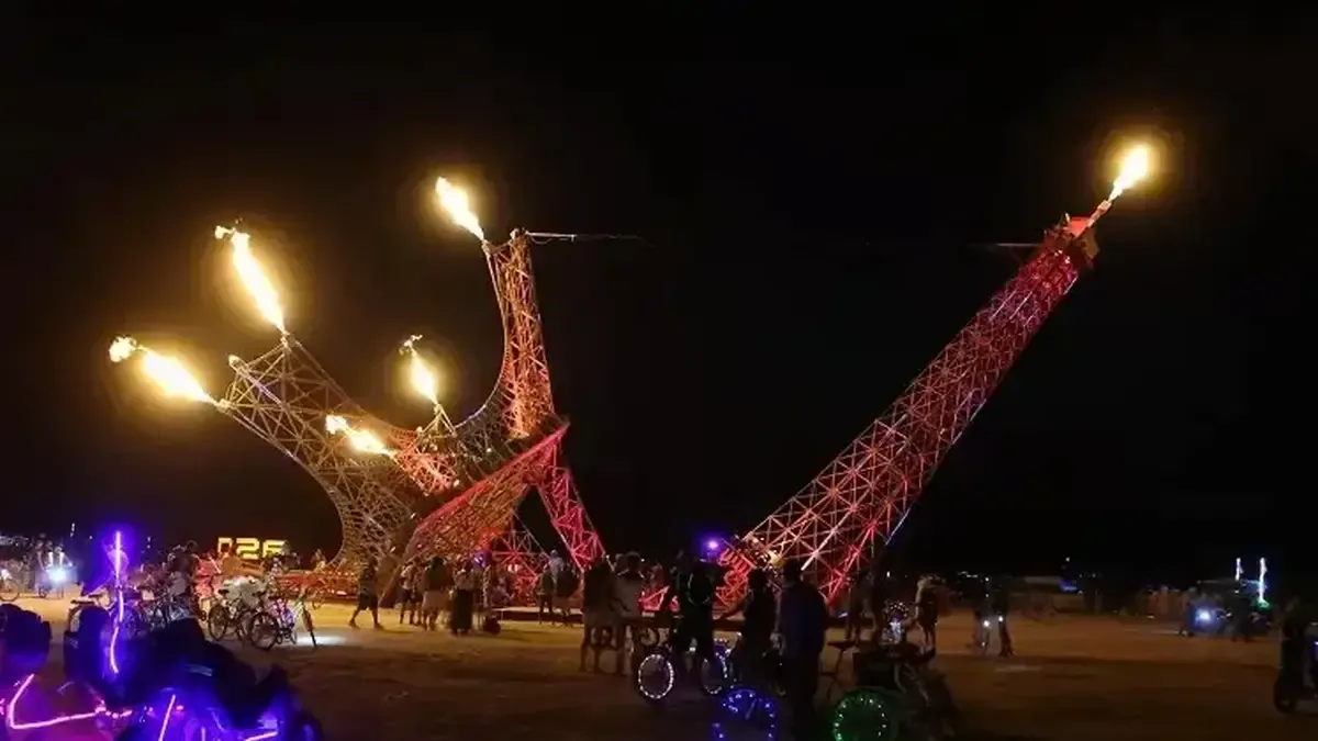 Eiffela Broken Dream enstalasyonu Burning Man etkinliğinde sergilenecek.