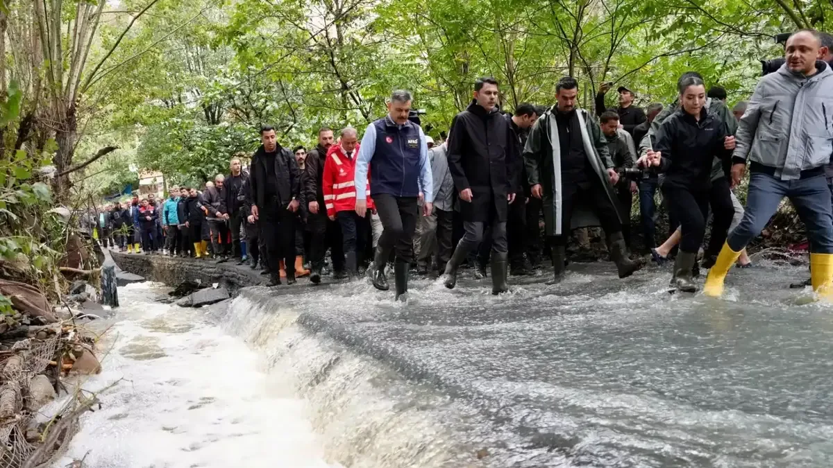 Bakan Murat Kurum, Ayazağa'da sel sonrası incelemelerde bulundu.
