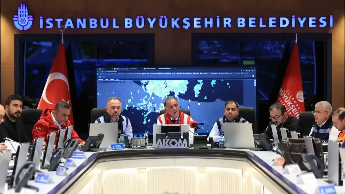 İstanbul'da kuvvetli sağanak yağış ve fırtınaya karşı hazırlıklar sürüyor.