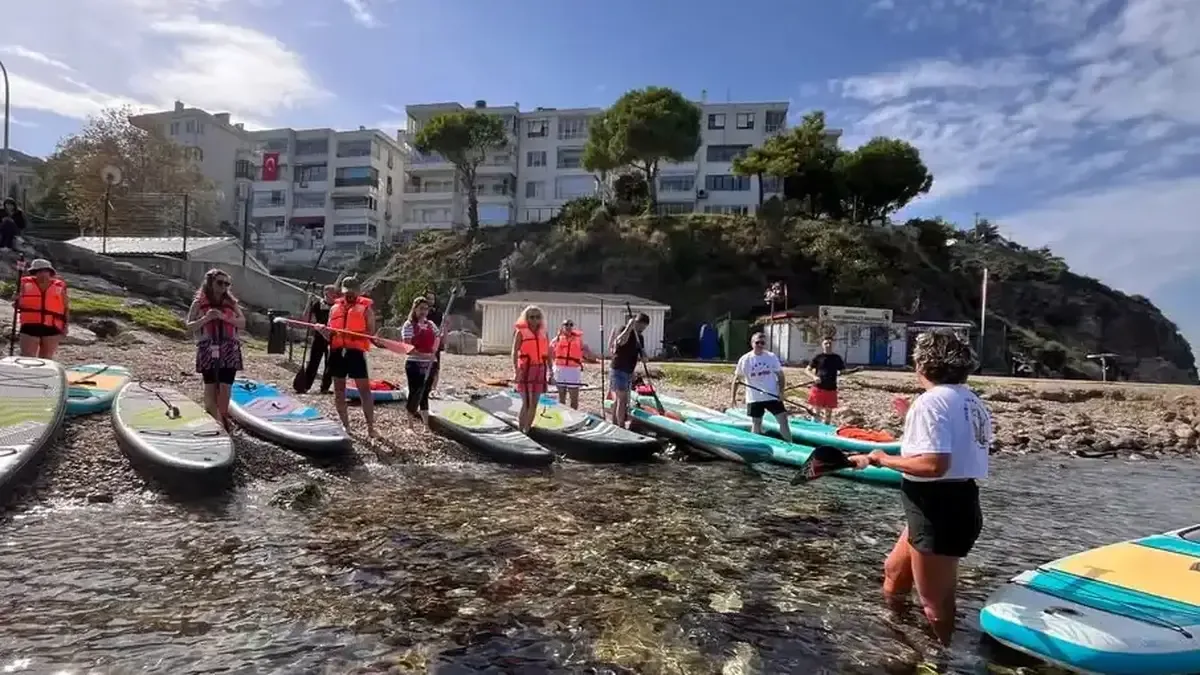 Mudanya'da öğretmenler deniz üzerinde sörf yaparak keyifli anlar yaşadı.