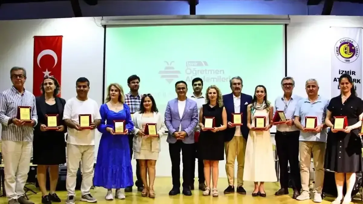 İzmir Öğretmen Akademileri etkinlikleri, öğretmenlerin mesleki ve kültürel gelişimini desteklemek amacıyla düzenleniyor.