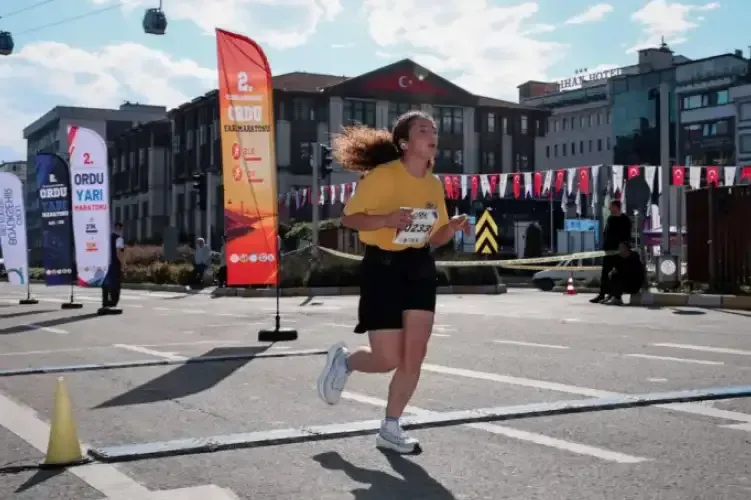 Uluslararası 2. Ordu Yarı Maratonu'nda ödül töreni görüntüsü. - Fotoğraf 1