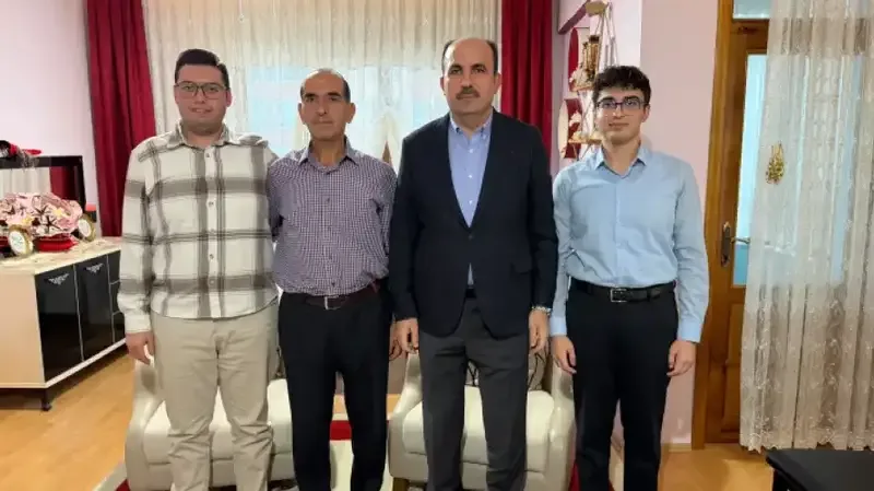Konya Büyükşehir Belediye Başkanı Uğur İbrahim Altay, Vefa Umresi projesi kapsamında ev ziyaretleri gerçekleştirdi. - Fotoğraf 1