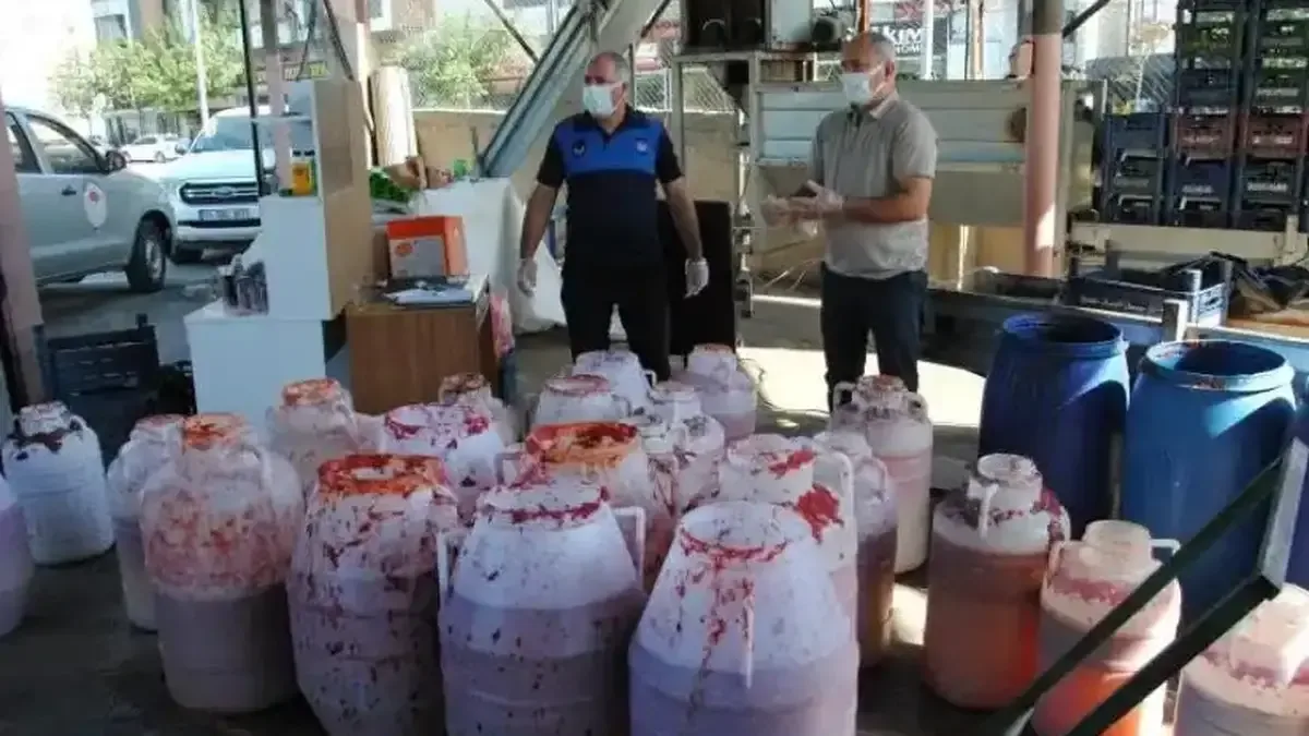 Şanlıurfa'da zabıta ekipleri, sağlıksız gıda ürünlerine yönelik denetim gerçekleştirdi.
