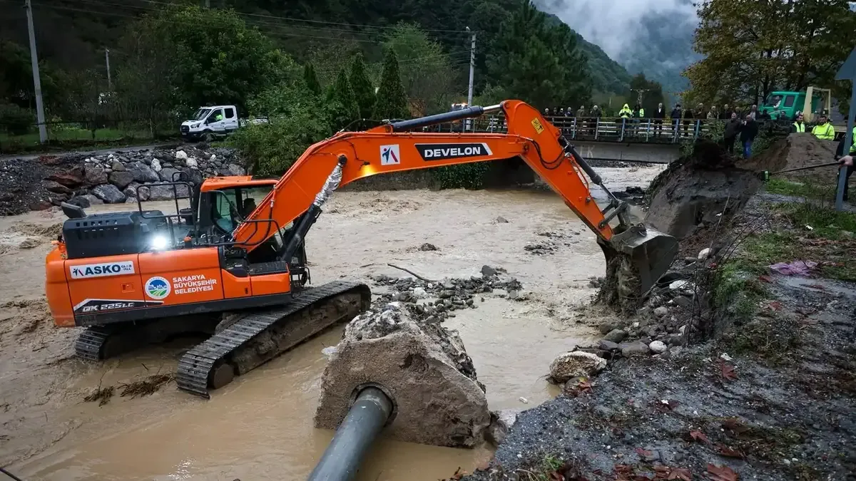 İçişleri Bakanı Mustafa Çiftçi, Sakarya'da sel felaketi sonrası incelemelerde bulunuyor.