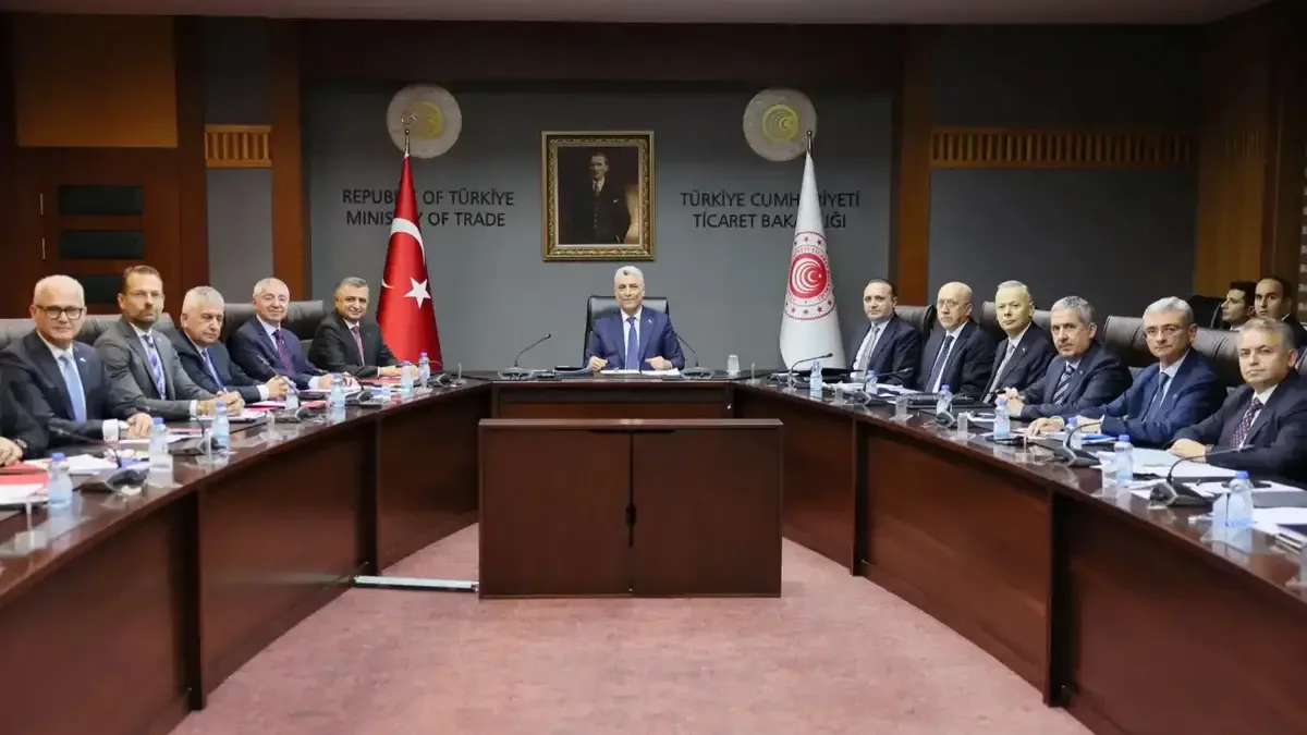 Ticaret Bakanı Ömer Bolat, otomotiv sektörü temsilcileriyle toplantı yaptı.