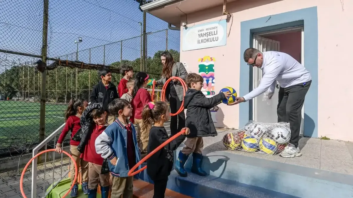 İzmir Büyükşehir Belediyesi, okullara spor malzemesi desteği sağlayarak çocukların spor olanaklarına erişimini artırmayı hedefliyor.