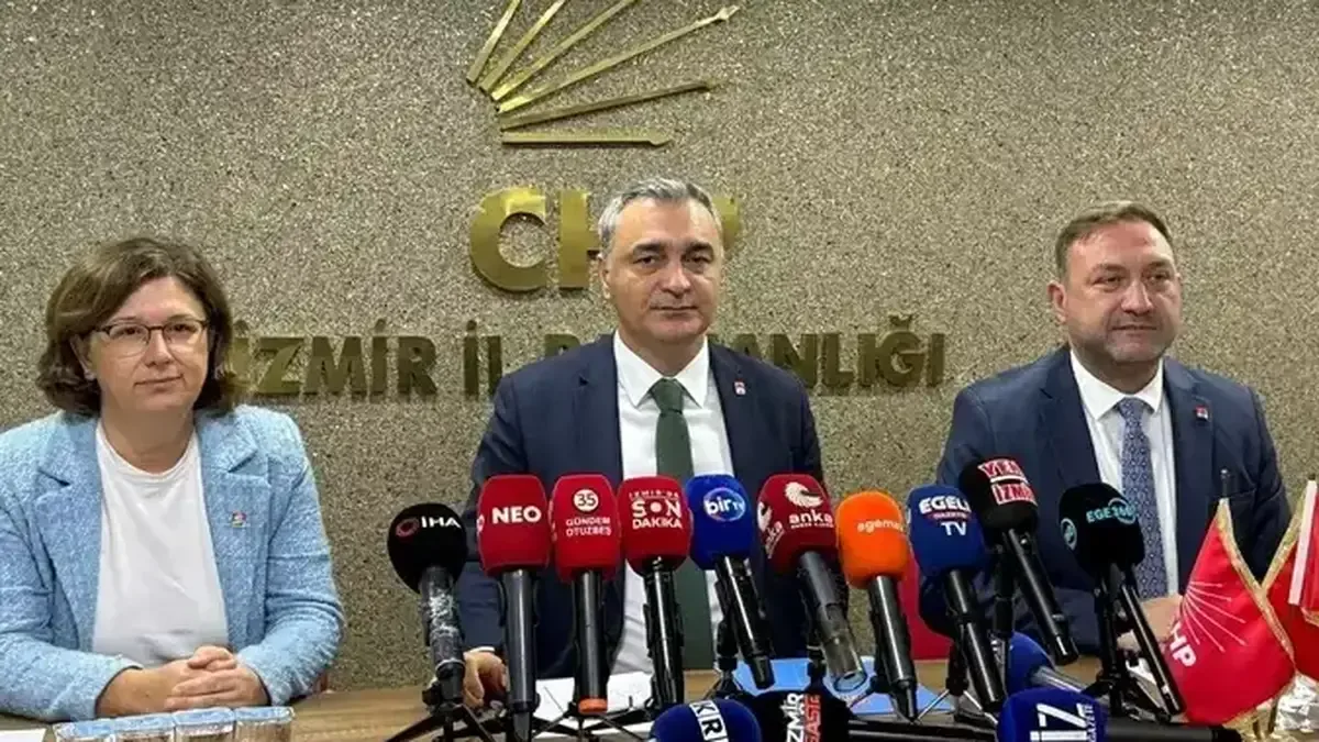 CHP Genel Başkan Yardımcısı Müslim Sarı basın toplantısında açıklamalarda bulunuyor.