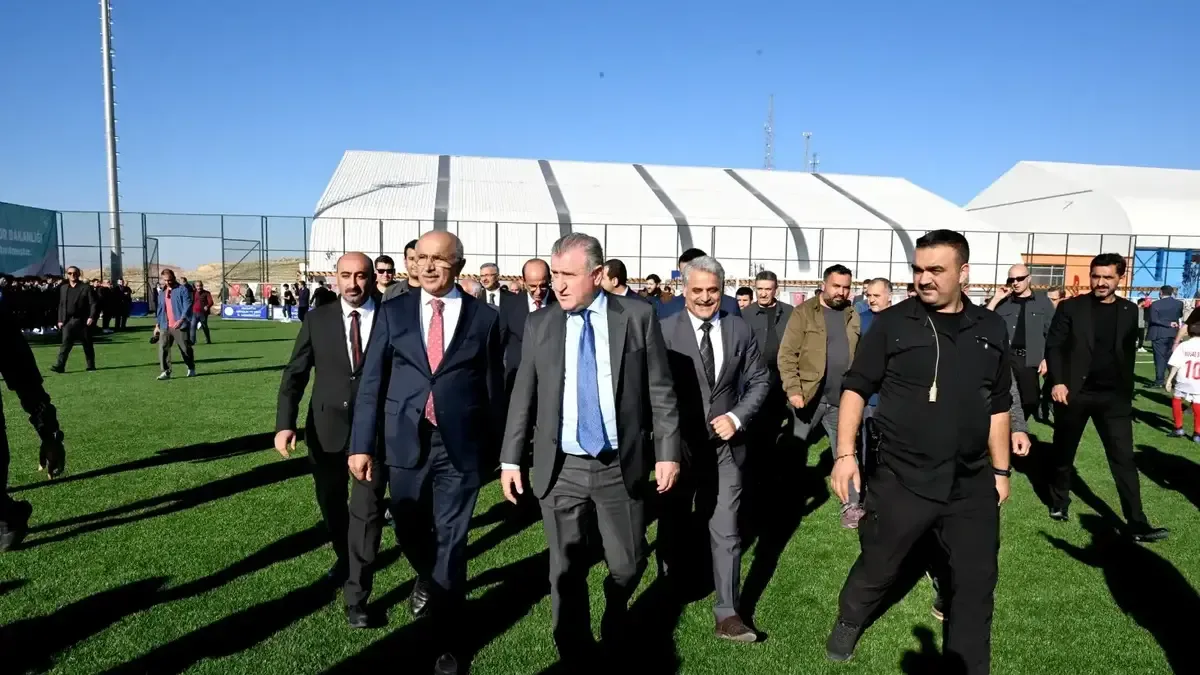 Bakan Osman Aşkın Bak, Melekbaba Spor Tesisinde incelemelerde bulundu.
