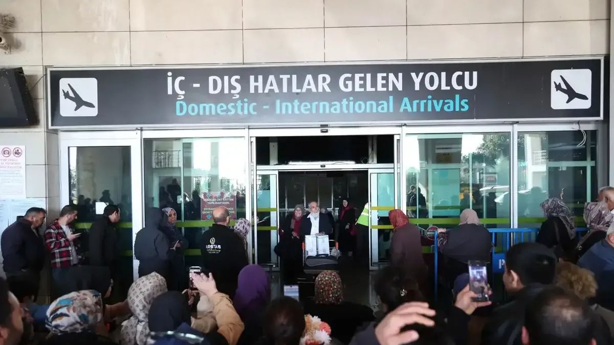Üçüncü Vefa Umresi kafilesinin Konya'ya dönüşü ve sevinç dolu karşılama anları.