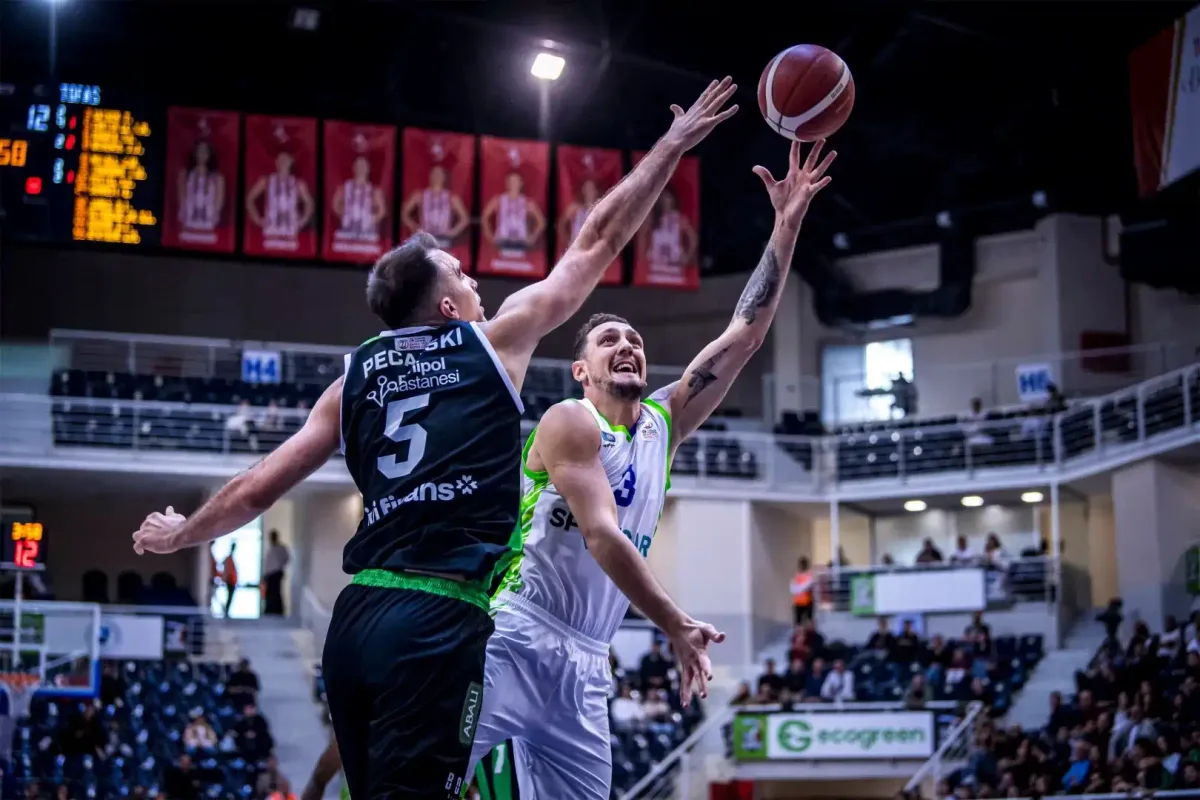 TOFAŞ ve Körfez Basket takımları maç öncesi hazırlık yapıyor.