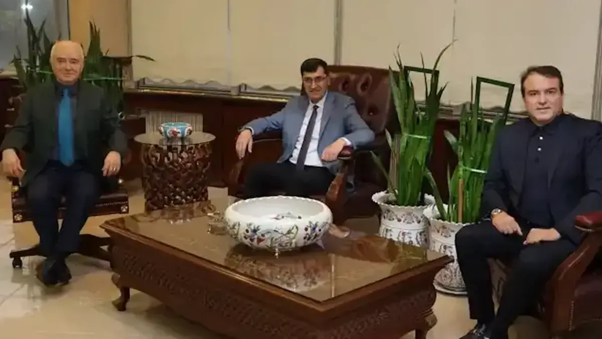 Kütahya Belediye Başkanı Eyüp Kahveci, İsmet Güral'ı makamında ziyaret etti.