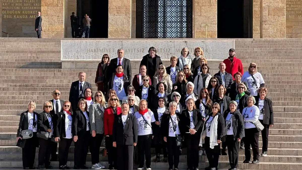 TYSD Mudanya Şubesi üyeleri Anıtkabir'de saygı duruşunda bulundu.