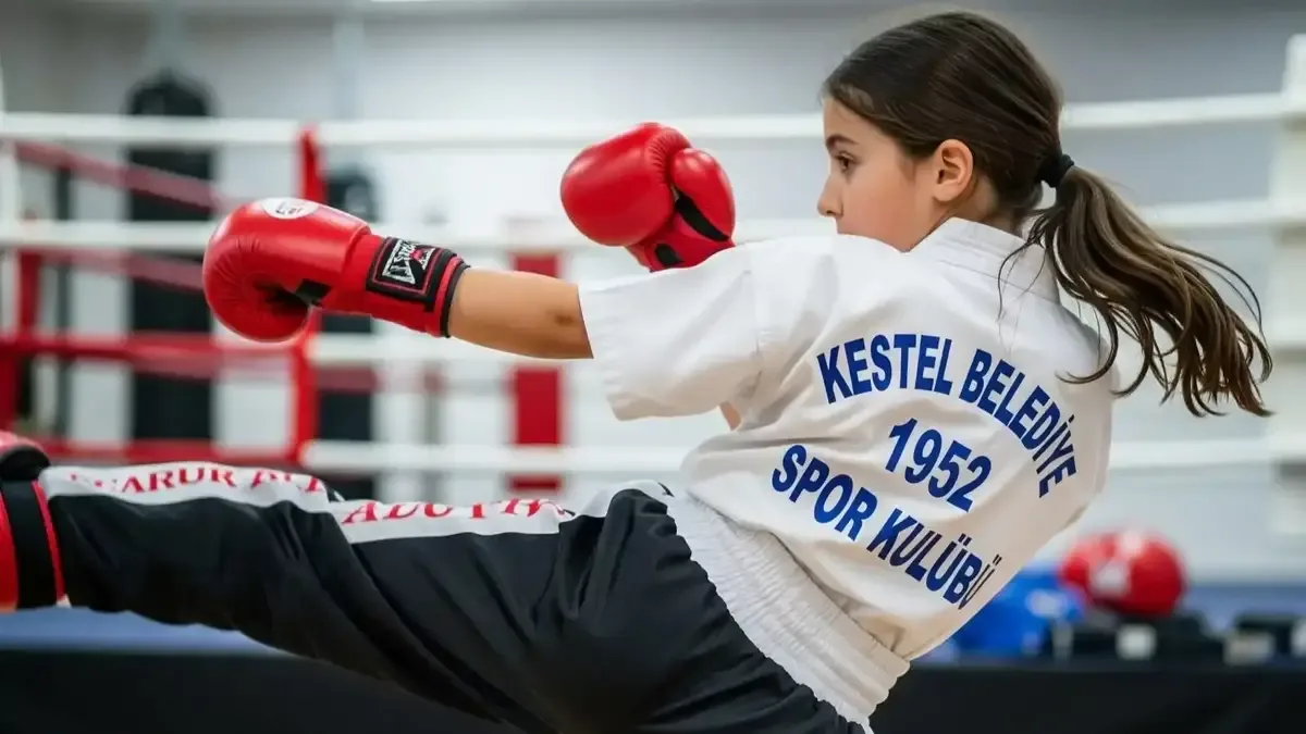 Kestel Kış Spor Okulları'nda çocuklar, uzman eğitmenler eşliğinde farklı spor branşlarında eğitim alıyor.
