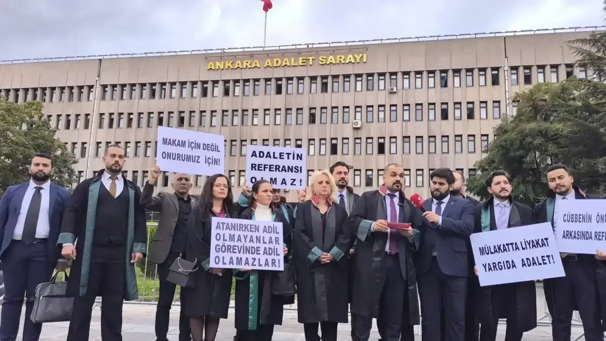Zafer Partisi Ankara İl Başkanı Av. Alperen Akbaş, partili avukatlarla birlikte suç duyurusunda bulunurken.