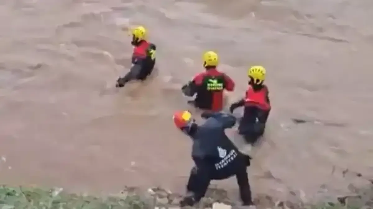 Pendik Şeyhli Mahallesi'nde sel felaketi sonrası arama kurtarma çalışmaları devam ediyor.