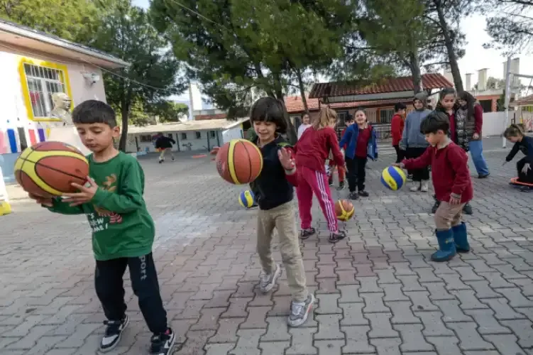 İzmir Büyükşehir Belediyesi, okullara spor malzemesi desteği sağlayarak çocukların spor olanaklarına erişimini artırmayı hedefliyor. - Fotoğraf 1