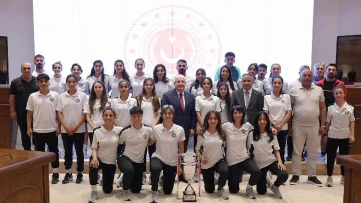 Bakan Güler Yüksekova Belediyespor sporcularıyla buluştu
