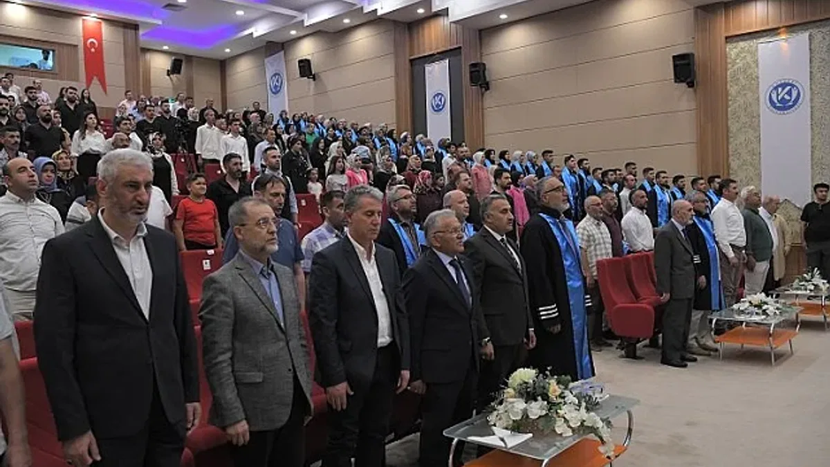 Kayseri Üniversitesi'nde mezuniyet sevinci