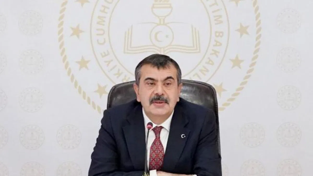 Bakan Tekin 'Sadece bir seferlik' diyerek duyurdu: Seminerler online yapılacak
