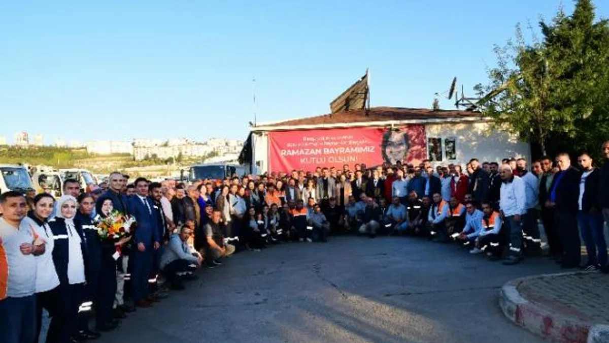 Başkan Kınay, Karabağlar Belediyesi çalışanlarıyla bayramlaştı