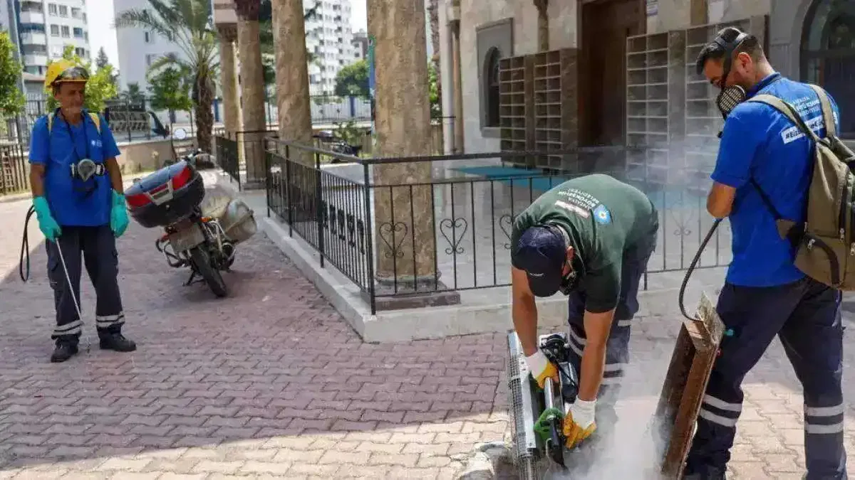 Antalya'da toplu kullanım alanlarına ilaçlama çalışması