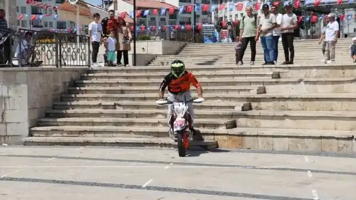 Sivas'ta "Gardaşlık Festivali"nde klasik otomobil ve motosiklet korteji düzenlendi