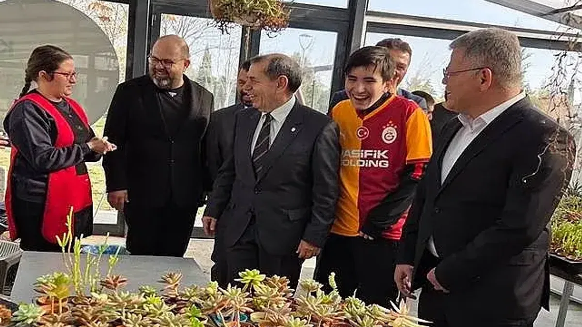 Galatasaray Başkanı Dursun Özbek, Otizm Vakfı SOBE'yi ziyaret etti
