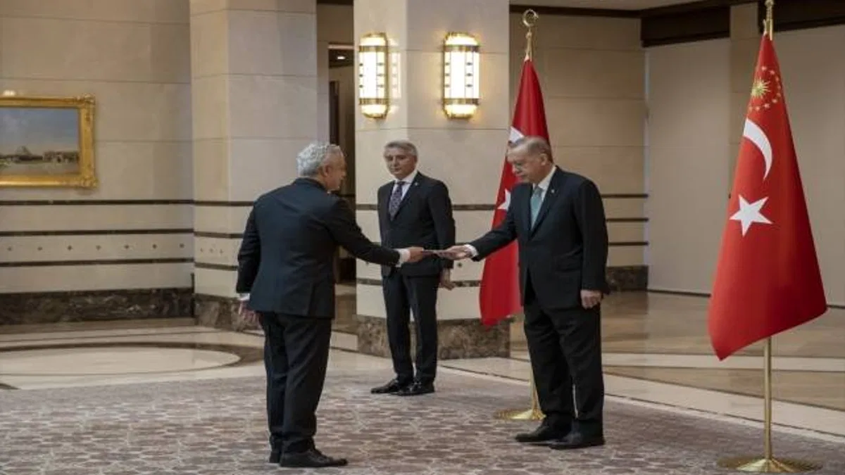KKTC Büyükelçisi Korukoğlu, Cumhurbaşkanı Erdoğan'a güven mektubu sundu