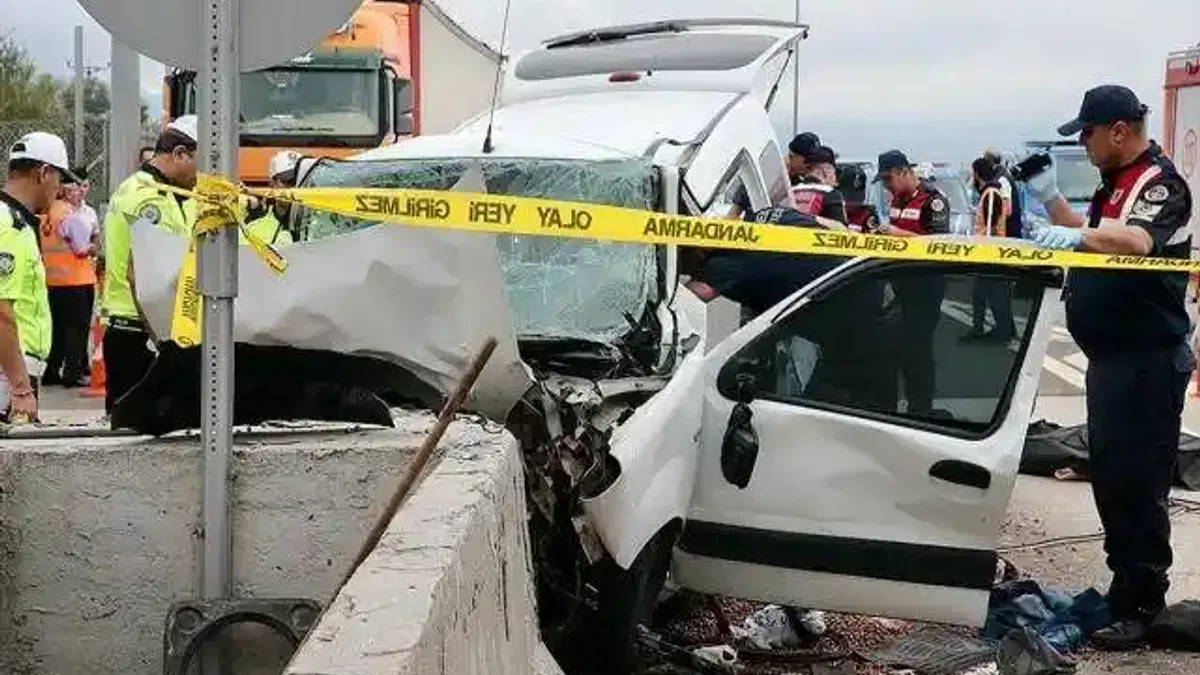 Bolu'da gişelere çarpan hafif ticari araçtaki 3 kişi öldü, 1 kişi yaralandı